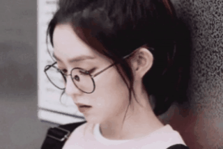 Irene có sở thích ngửi mùi quần áo