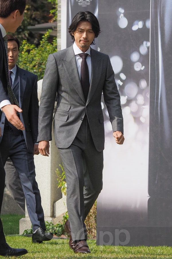 Hyun Bin râu lởm chởm, tóc dài đi dự sự kiện mới
