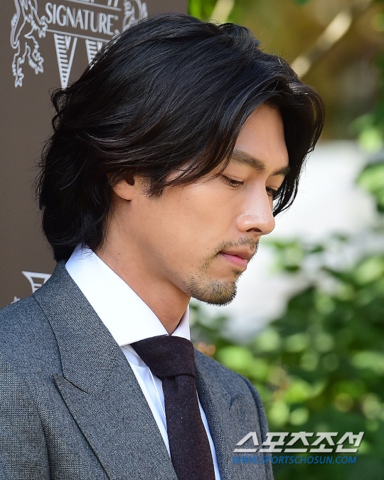 Hyun Bin râu lởm chởm, tóc dài đi dự sự kiện mới