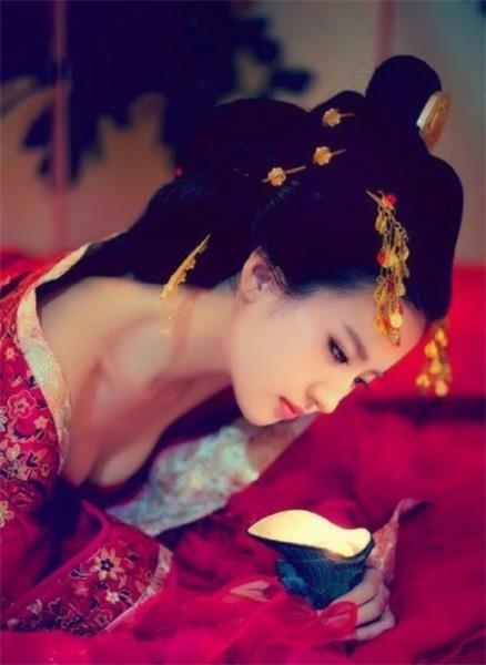 Diện sắc đỏ, mỹ nhân màn ảnh nào xinh đẹp rực rỡ như nữ thần?