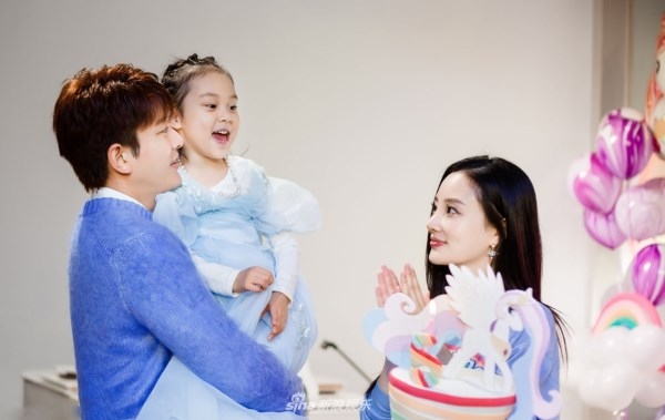 Con gái Điềm Hinh của Giả Nãi Lượng và Lý Tiểu Lộ càng lớn càng xinh