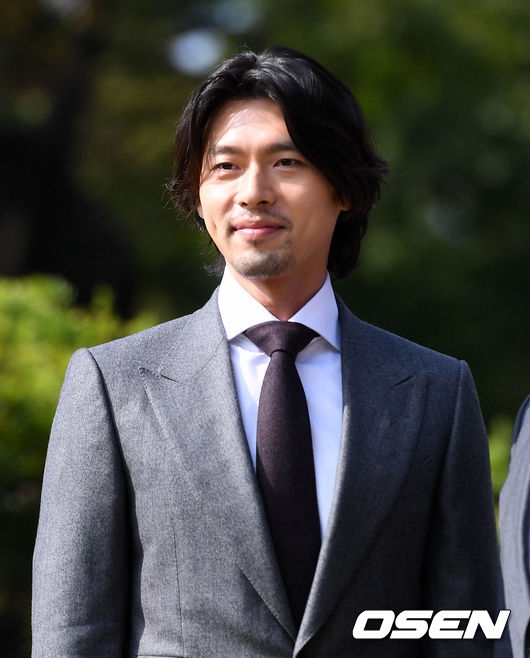 Hyun Bin râu lởm chởm, tóc dài đi dự sự kiện mới