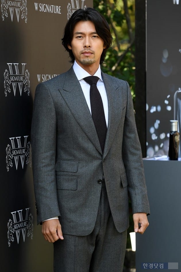 Hyun Bin râu lởm chởm, tóc dài đi dự sự kiện mới