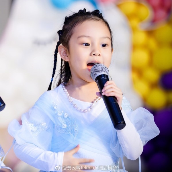 Con gái Điềm Hinh của Giả Nãi Lượng và Lý Tiểu Lộ càng lớn càng xinh