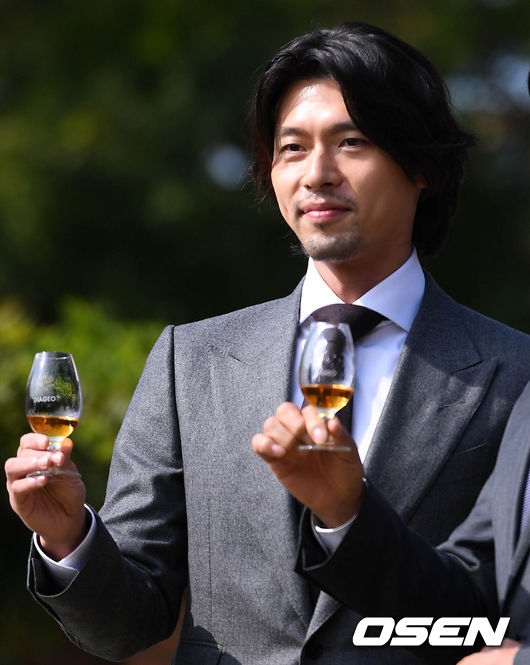 Hyun Bin râu lởm chởm, tóc dài đi dự sự kiện mới