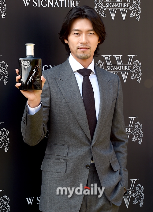 Hyun Bin râu lởm chởm, tóc dài đi dự sự kiện mới
