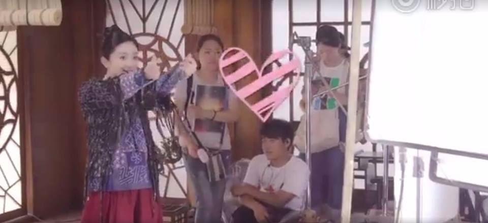 Dương Mịch điên cuồng "bắn tim" trên phim trường Phù Dao Hoàng Hậu khiến fan "cạn lời"