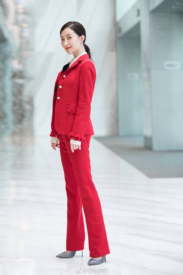 Các mỹ nhân C-biz mặc suit đi sự kiện
