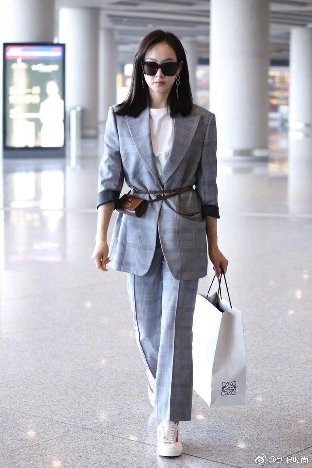 Các mỹ nhân C-biz mặc suit đi sự kiện