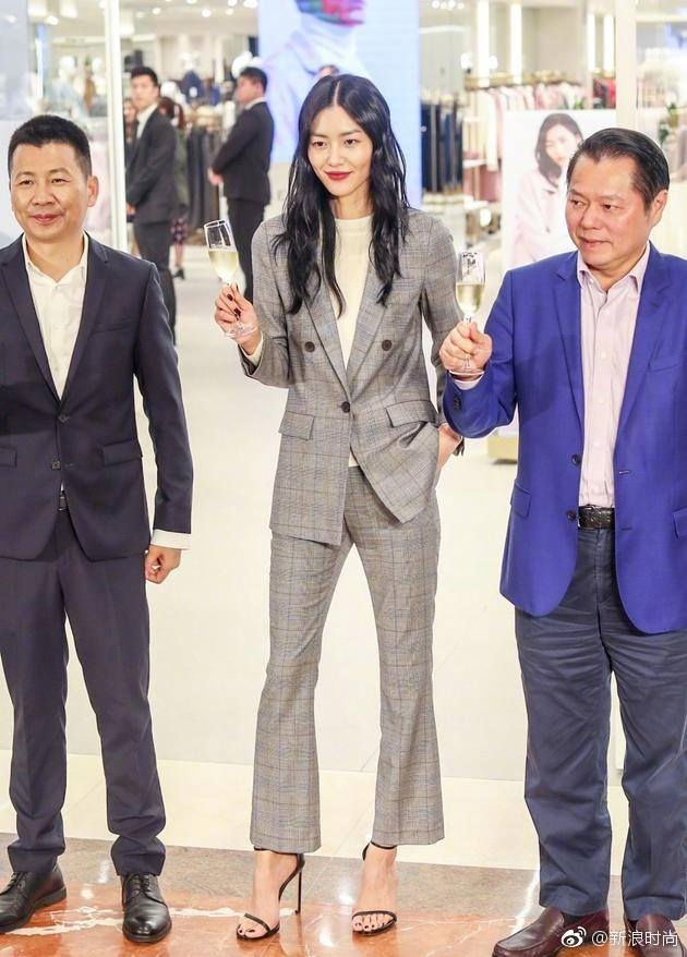 Các mỹ nhân C-biz mặc suit đi sự kiện