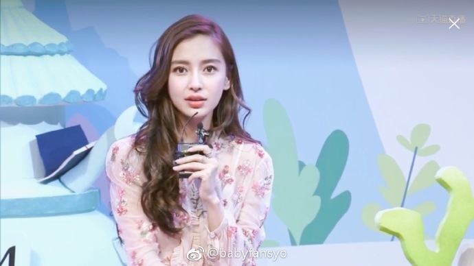 Kì lạ khi AngelaBaby 'đụng chạm' gương mặt nhưng netizen lại khen ngợi