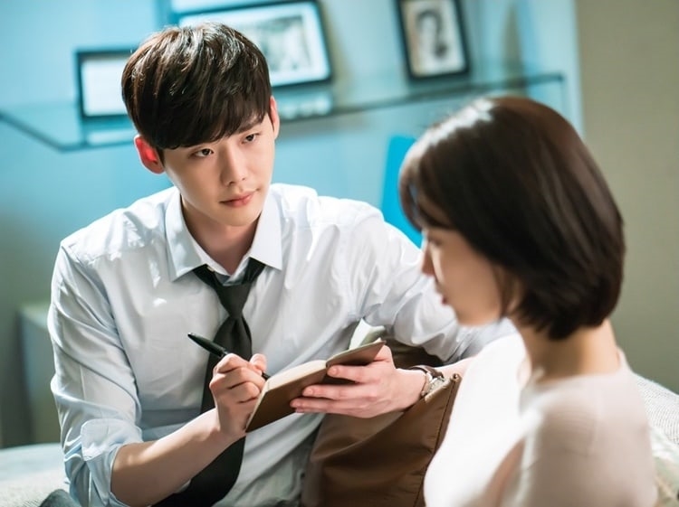 'While You Were Sleeping' tung ảnh Lee Jong Suk nhẹ nhàng an ủi Suzy