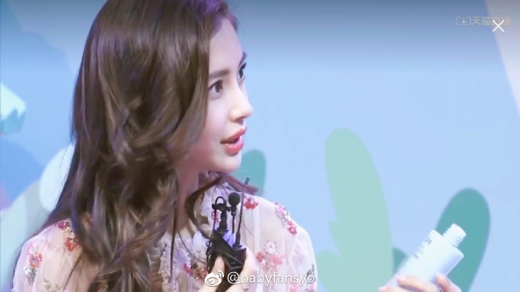 Kì lạ khi AngelaBaby 'đụng chạm' gương mặt nhưng netizen lại khen ngợi