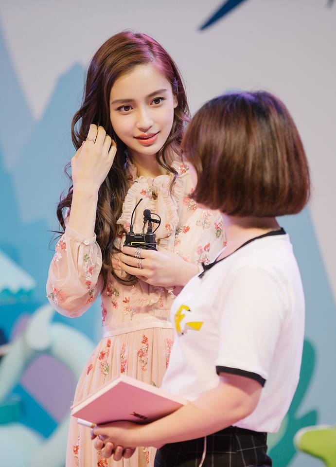Kì lạ khi AngelaBaby 'đụng chạm' gương mặt nhưng netizen lại khen ngợi