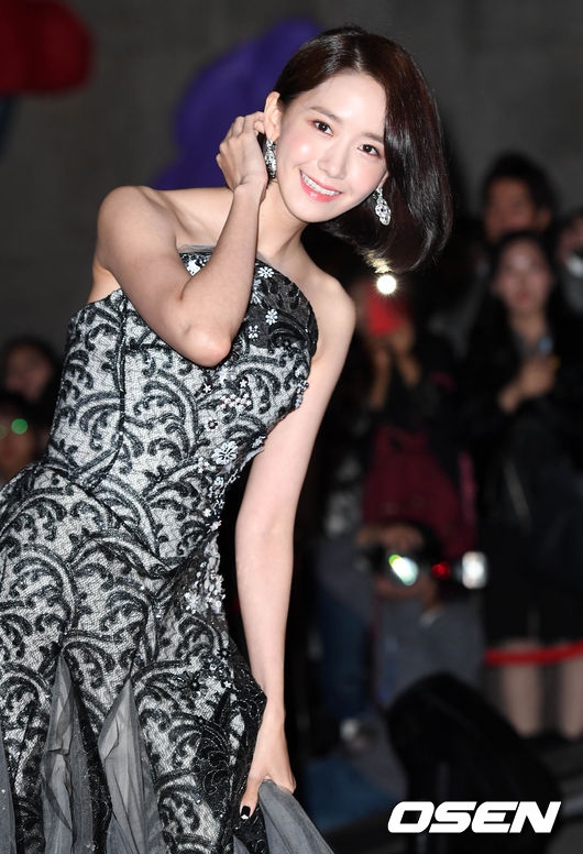 Yoona gợi cảm lên thảm đỏ