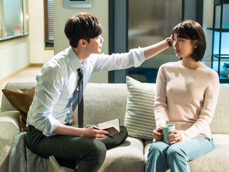 'While You Were Sleeping' tung ảnh Lee Jong Suk nhẹ nhàng an ủi Suzy