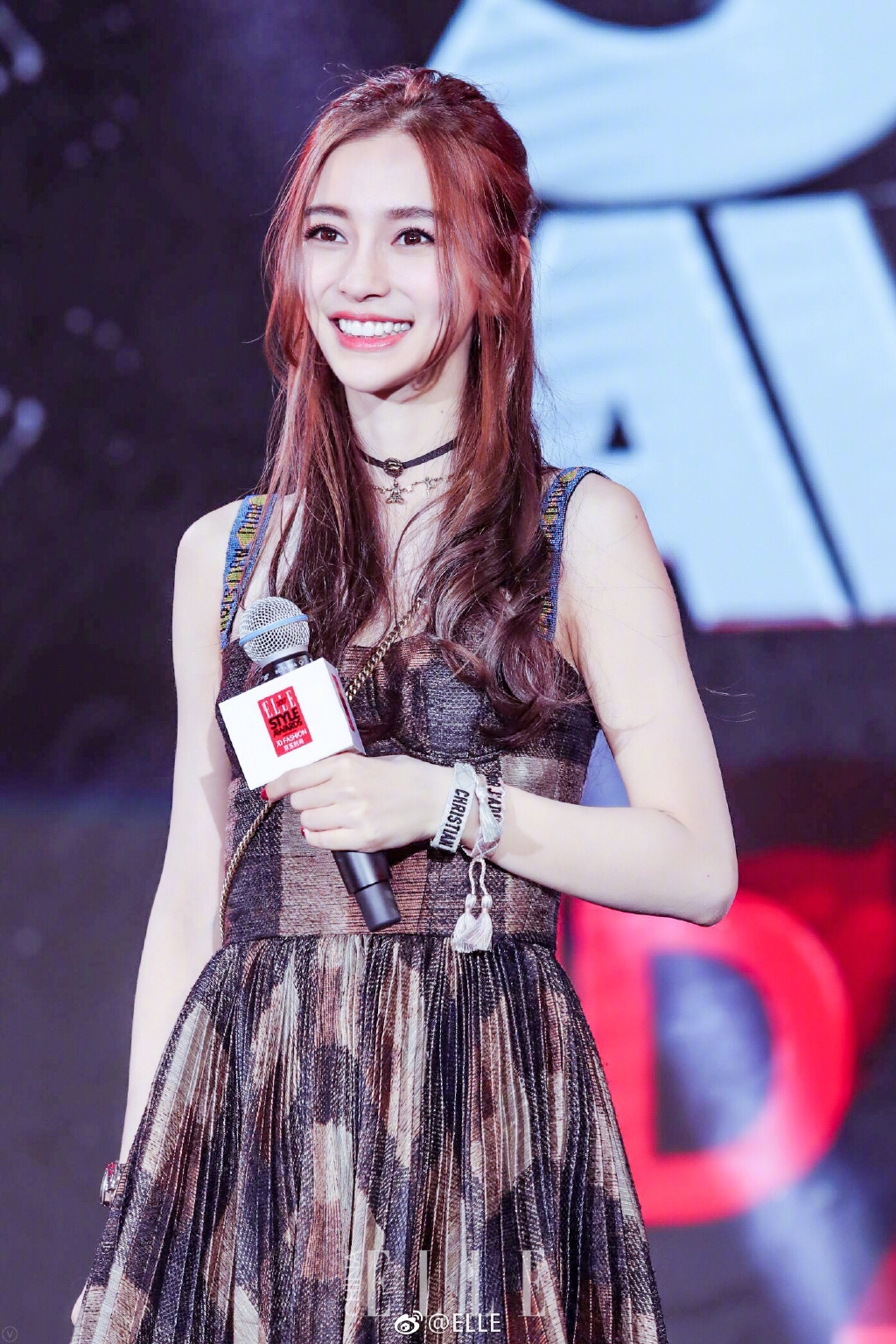 Kì lạ khi AngelaBaby 'đụng chạm' gương mặt nhưng netizen lại khen ngợi