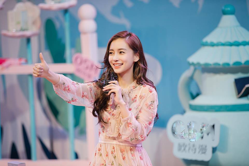 Kì lạ khi AngelaBaby 'đụng chạm' gương mặt nhưng netizen lại khen ngợi