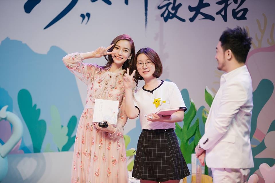 Kì lạ khi AngelaBaby 'đụng chạm' gương mặt nhưng netizen lại khen ngợi