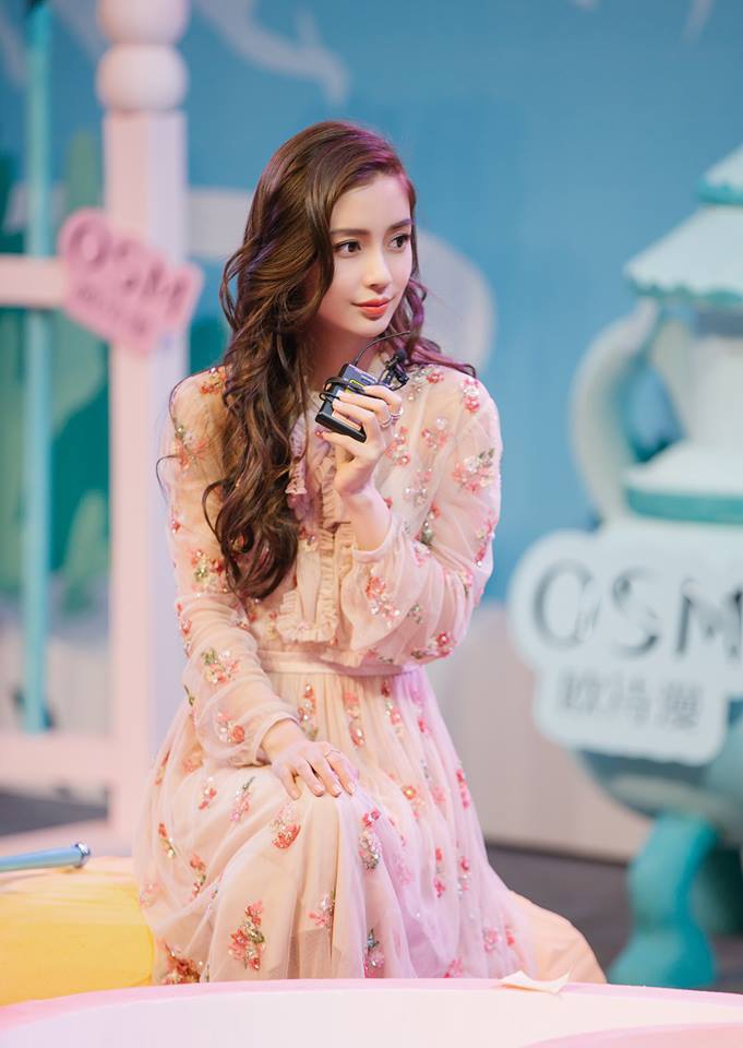 Kì lạ khi AngelaBaby 'đụng chạm' gương mặt nhưng netizen lại khen ngợi