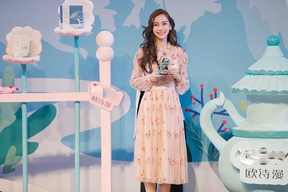 Kì lạ khi AngelaBaby 'đụng chạm' gương mặt nhưng netizen lại khen ngợi