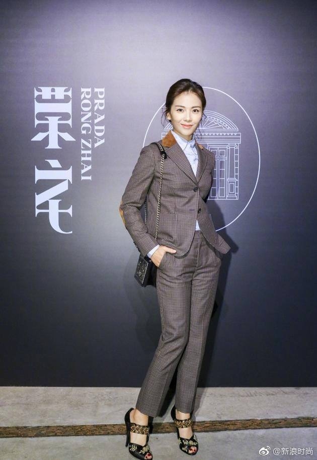 Các mỹ nhân C-biz mặc suit đi sự kiện