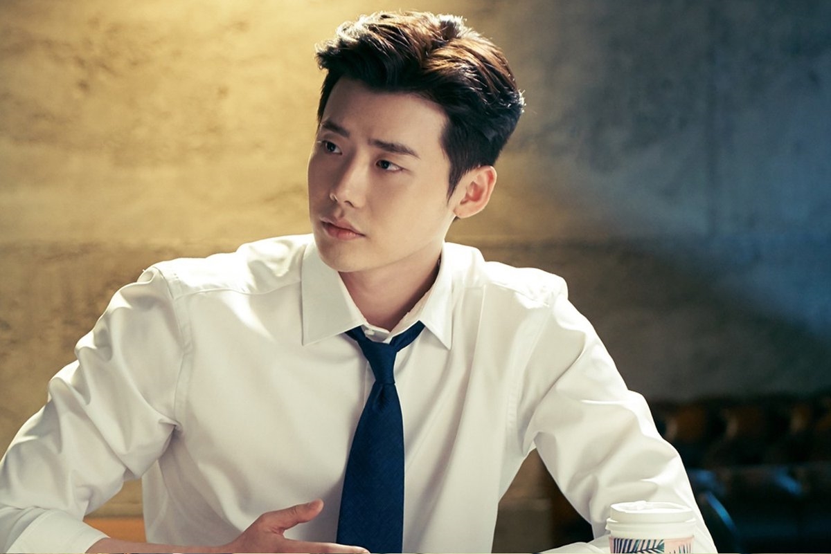 'While You Were Sleeping' tung ảnh Lee Jong Suk nhẹ nhàng an ủi Suzy