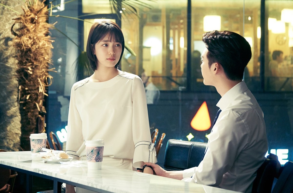 'While You Were Sleeping' tung ảnh Lee Jong Suk nhẹ nhàng an ủi Suzy