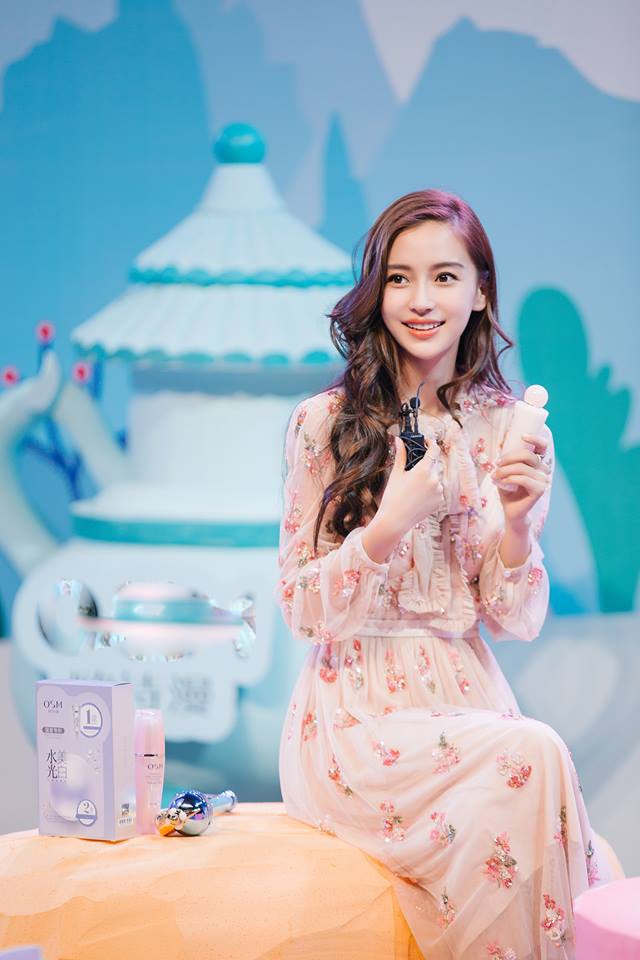 Kì lạ khi AngelaBaby 'đụng chạm' gương mặt nhưng netizen lại khen ngợi