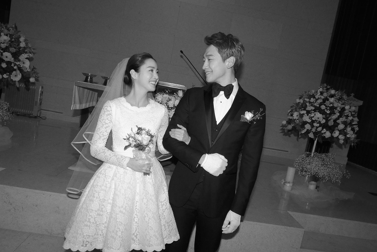 Bi Rain thông báo Kim Tae Hee sinh con gái sáng 25/10
