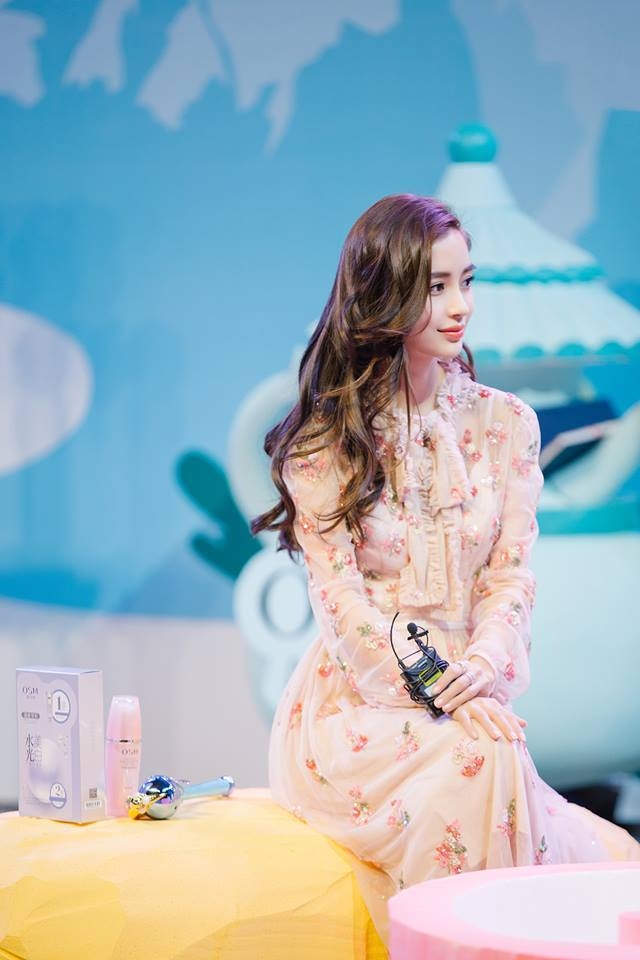 Kì lạ khi AngelaBaby 'đụng chạm' gương mặt nhưng netizen lại khen ngợi