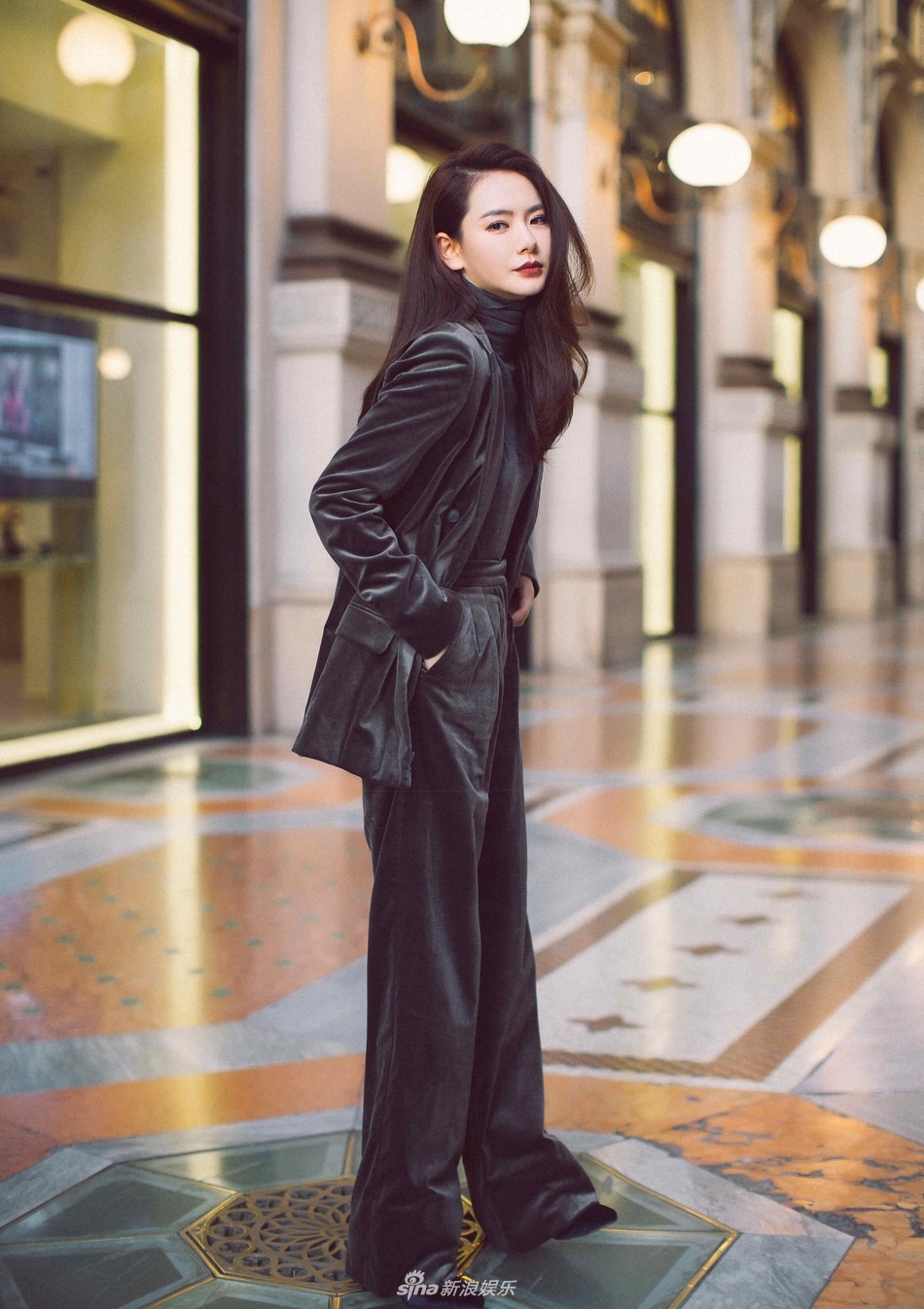 Các mỹ nhân C-biz mặc suit đi sự kiện