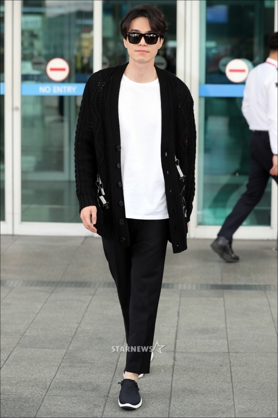 Lee Dong Wook đáng yêu hết nấc tại sân bay