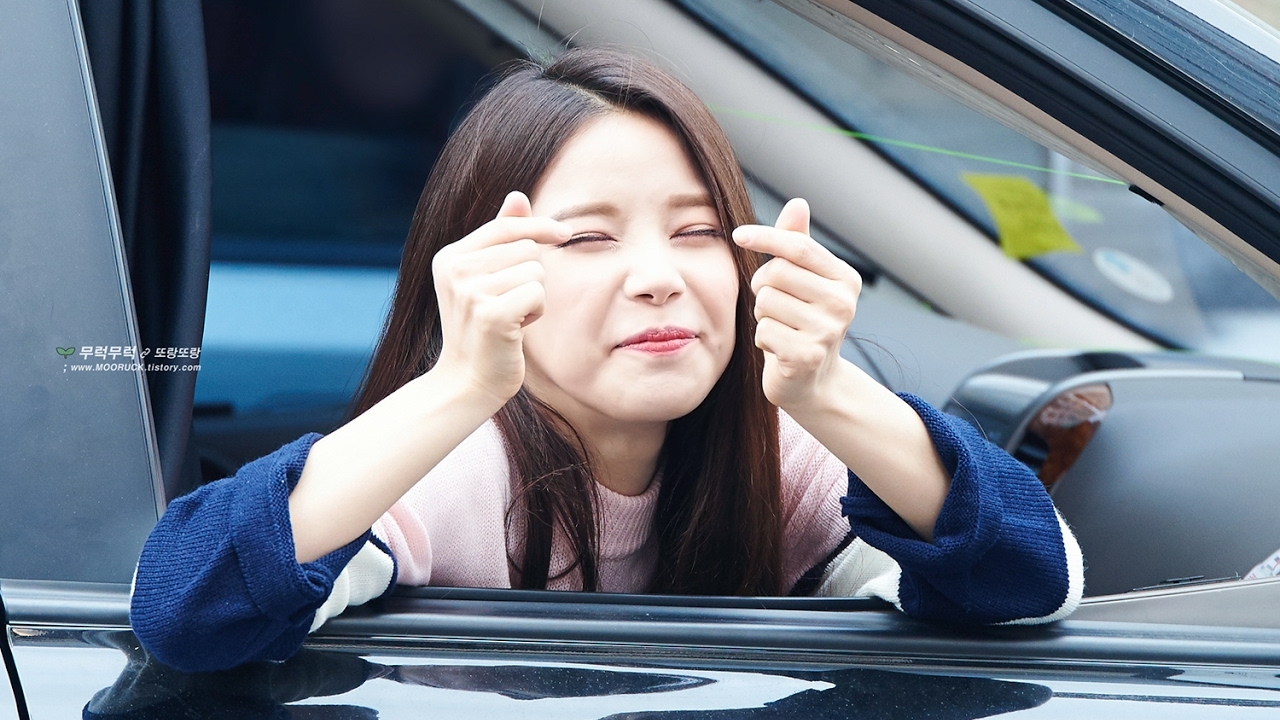 Khoảnh khắc xuống xe như "người thừa kế" của idol Hàn