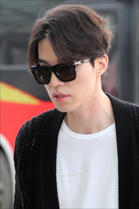 Lee Dong Wook đáng yêu hết nấc tại sân bay