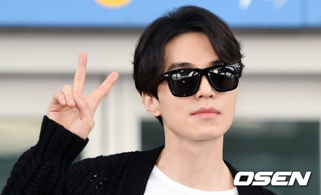 Lee Dong Wook đáng yêu hết nấc tại sân bay