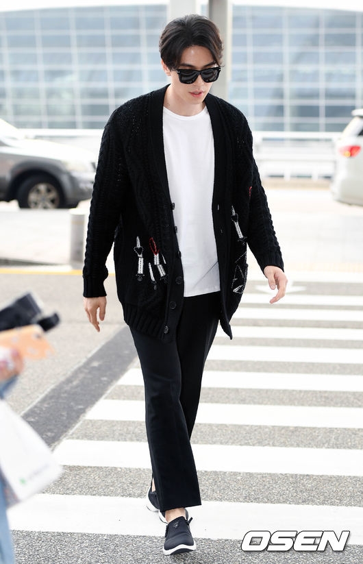 Lee Dong Wook đáng yêu hết nấc tại sân bay