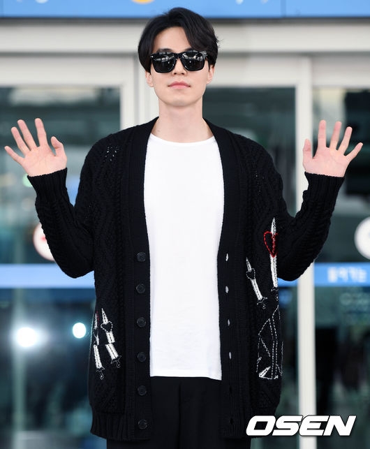 Lee Dong Wook đáng yêu hết nấc tại sân bay