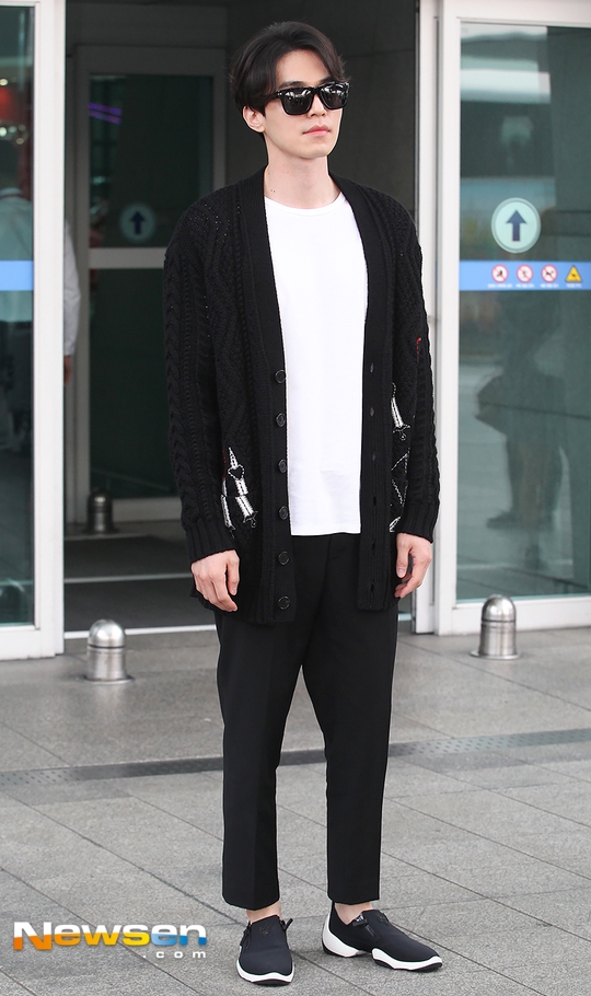 Lee Dong Wook đáng yêu hết nấc tại sân bay