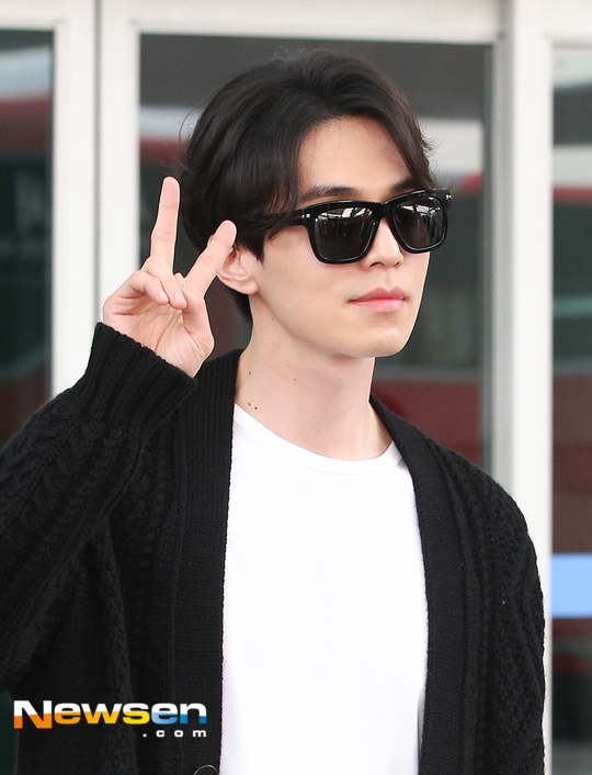 Lee Dong Wook đáng yêu hết nấc tại sân bay