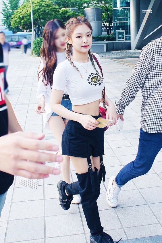 Khoảnh khắc xuống xe như "người thừa kế" của idol Hàn