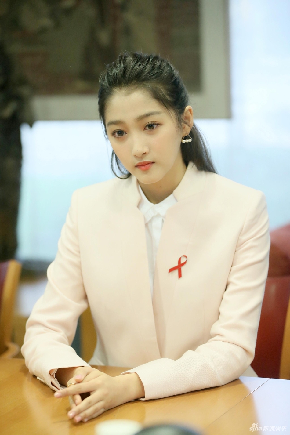 Triệu Vy xuất hiện lộng lẫy tại TIFF, dẫn đầu top new Weibo