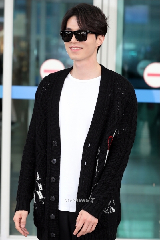 Lee Dong Wook đáng yêu hết nấc tại sân bay