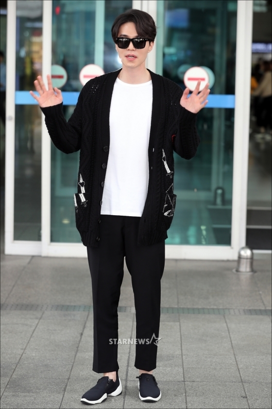 Lee Dong Wook đáng yêu hết nấc tại sân bay