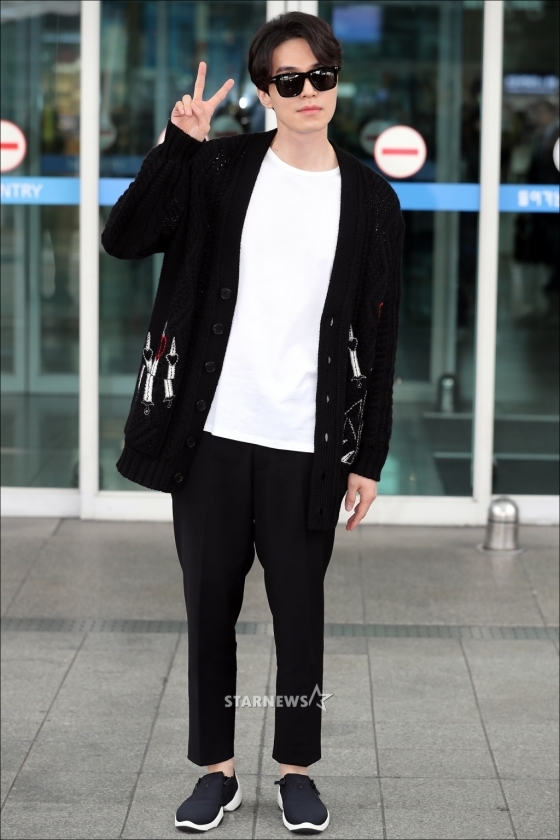 Lee Dong Wook đáng yêu hết nấc tại sân bay
