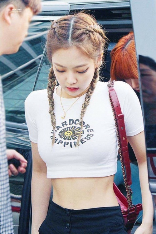 Khoảnh khắc xuống xe như "người thừa kế" của idol Hàn