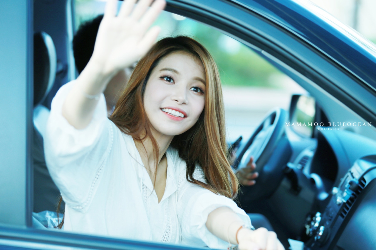 Khoảnh khắc xuống xe như "người thừa kế" của idol Hàn