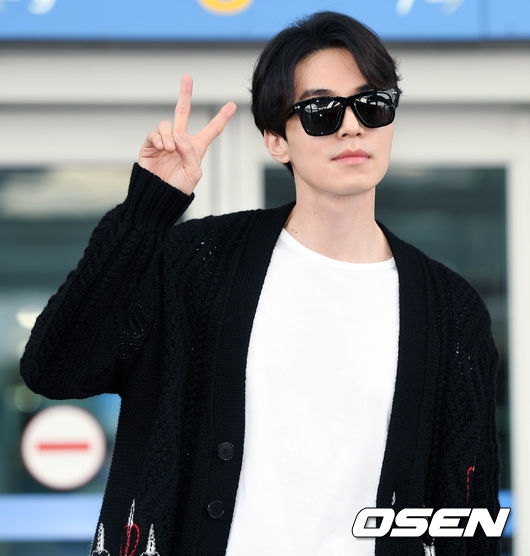 Lee Dong Wook đáng yêu hết nấc tại sân bay