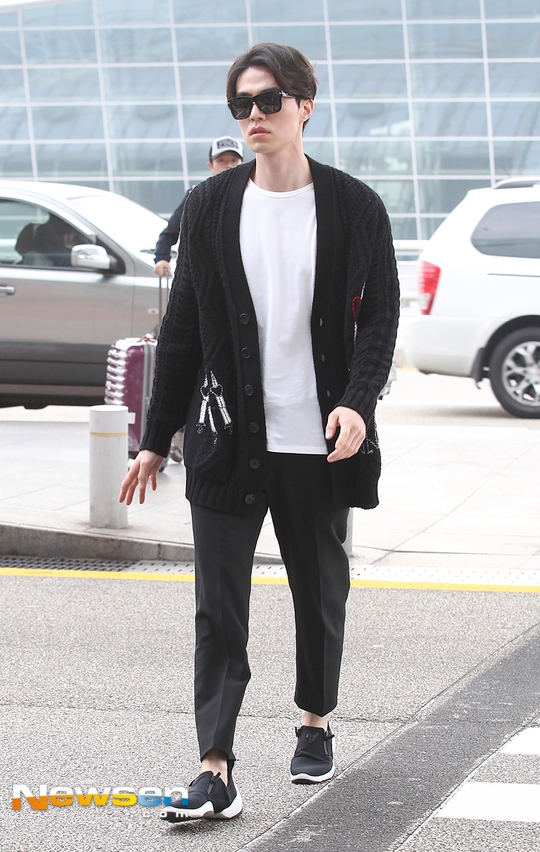 Lee Dong Wook đáng yêu hết nấc tại sân bay