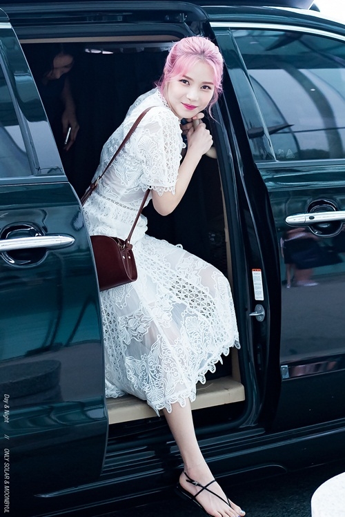 Khoảnh khắc xuống xe như "người thừa kế" của idol Hàn